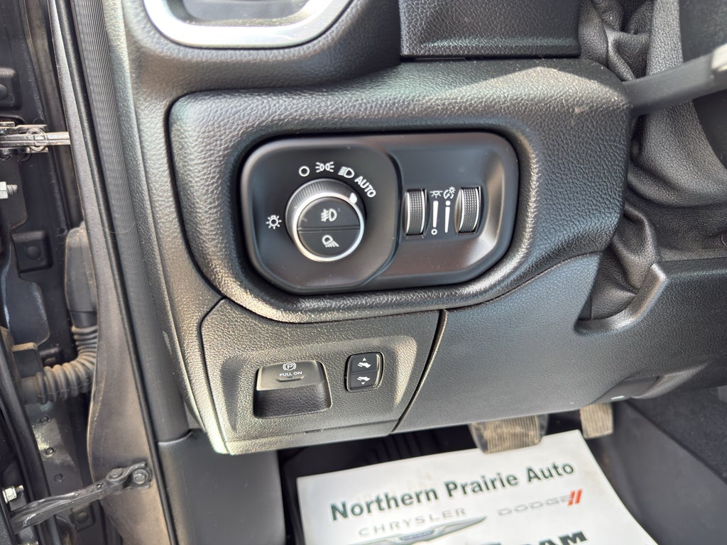 2019 RAM 1500 Laramie Crew Cab 4x4 6'4' Box
